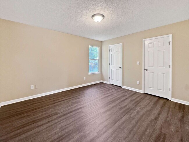 Building Photo - Three Bedroom Ranch in North Hall