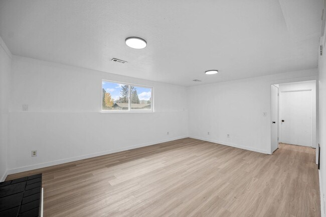 Building Photo - Beautiful South Valley Home! Available Now!