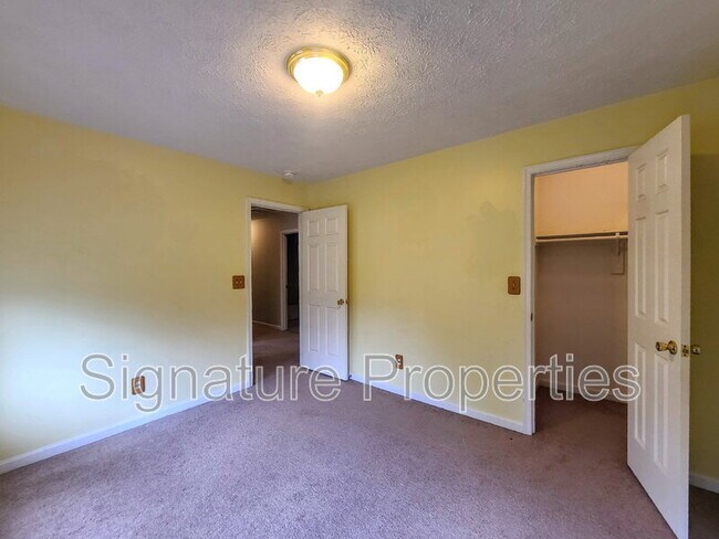 Building Photo - 10 Lockwood Dr
