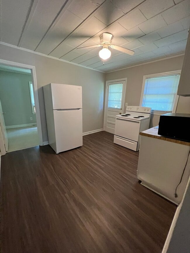 Building Photo - Chapel Hill/1BR Duplex S. Merritt Mill AVAIL