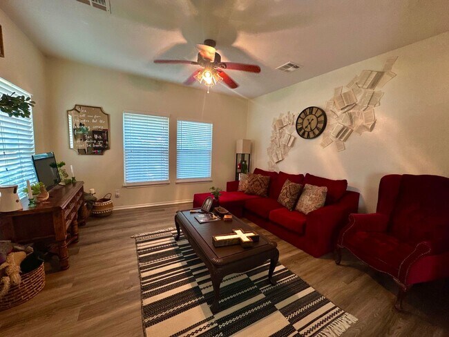 Building Photo - Charming 3/3 House in with Covered Parking Near Campus!