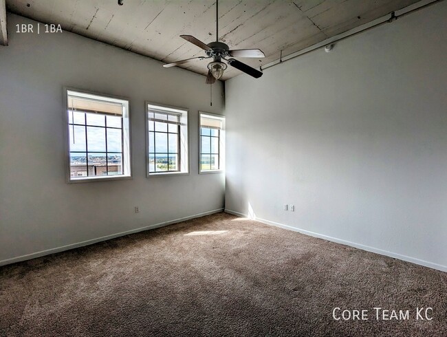 Building Photo - Top floor loft with river view!