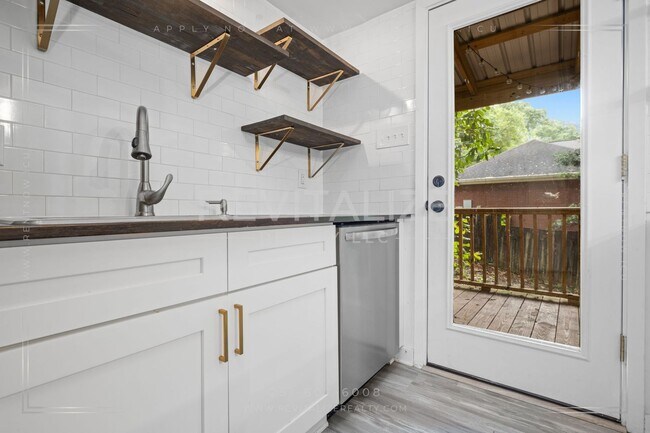 Building Photo - 2739 Knollwood Dr
