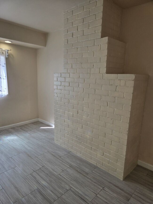 Building Photo - Immaculate Midtown Studio in Riverside