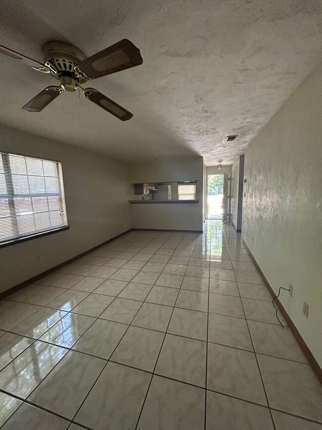 Building Photo - Large 2/2 flat, walking distance to Capita...