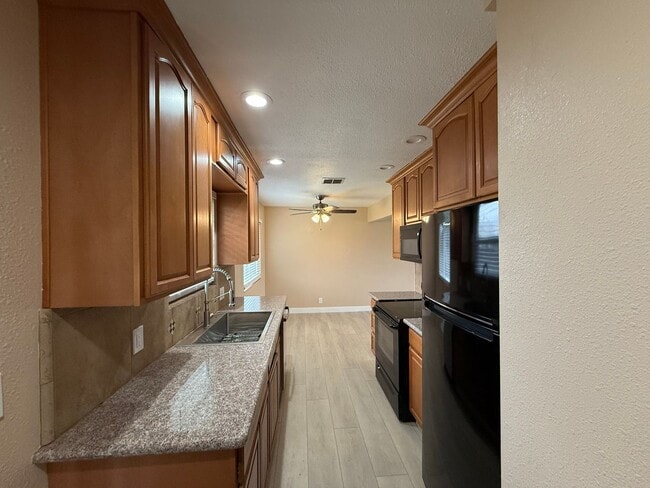 Building Photo - 3 bedroom single story in Manteca!