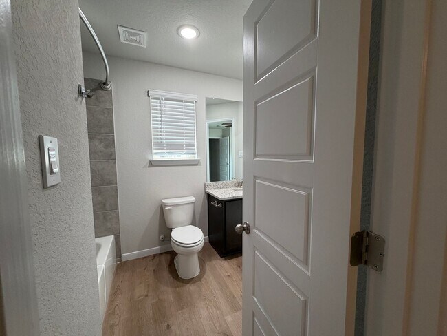 Building Photo - Modern 3/2 Townhome in NBTX