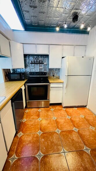 Building Photo - 302 Venture Blvd S