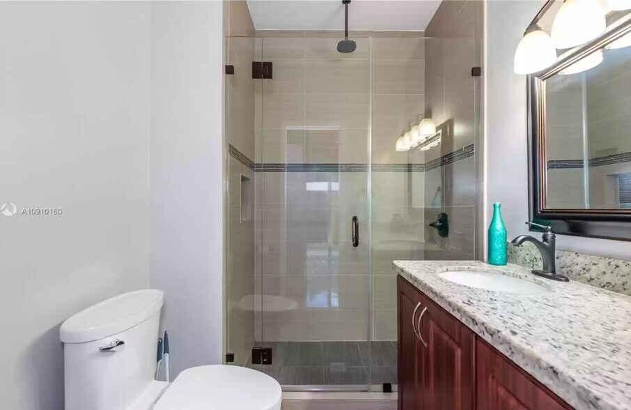 Master Bedroom Bathroom - 2310 Elm Ct