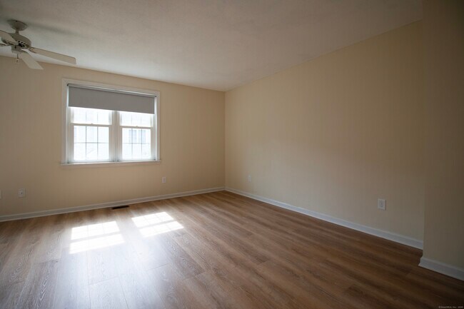 Building Photo - 378 Meridian St Ext