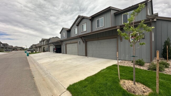 Building Photo - Great Townhouse in Windsor