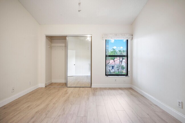 Building Photo - 10910 Lakemore Ln