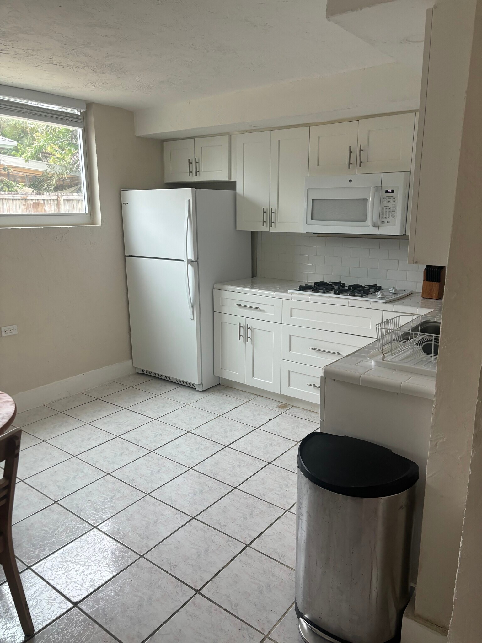 Building Photo - 549 Plante St