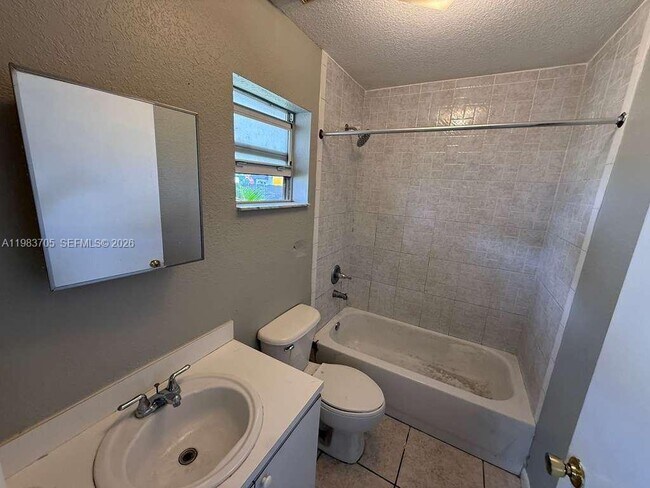 Building Photo - 2722 NW 22nd Ct