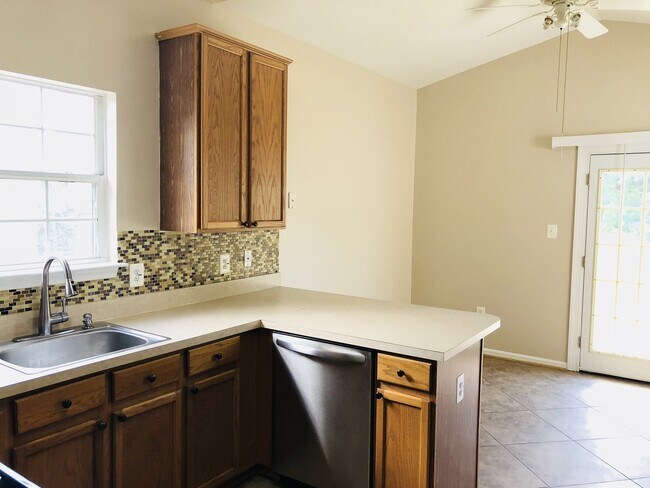 Building Photo - Available NOW!! HOME IN PARK RIDGE