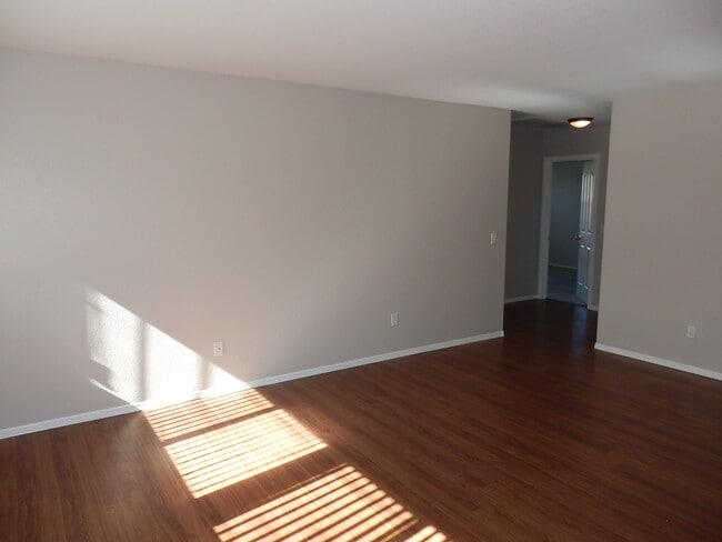 Building Photo - Spacious 2-Story Home with NEW Carpet and ...