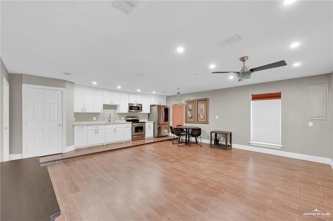 Building Photo - 9812 Las-Palmas Dr