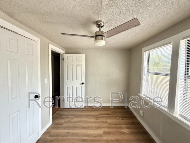 Building Photo - 905 N Owalla Ave
