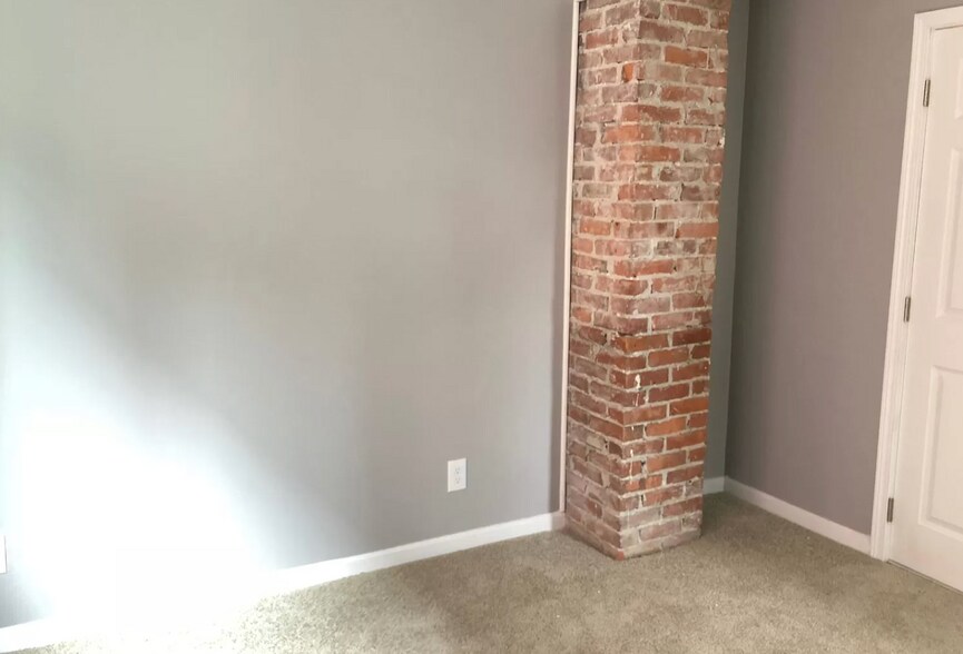 Building Photo - 402 W Ferry St