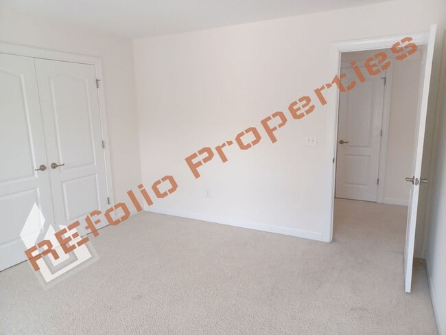 Building Photo - Lovely 5 Bedroom 4 Bathroom Single Family ...
