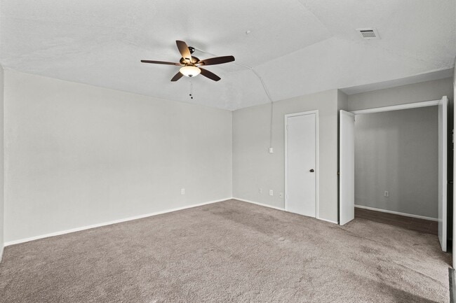 Building Photo - Beautiful 2 Bed, 2 Bath Townhome