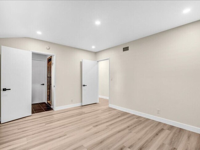 Building Photo - Welcome to this charming 3-bedroom, 2-bath...