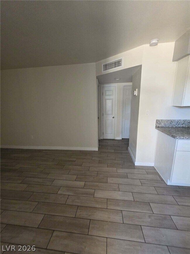 Building Photo - 1107 E Desert Inn Rd