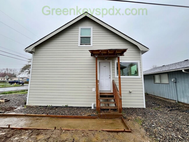 Building Photo - 2-Bedroom, 1-Bathroom Unit Available in Multiplex Near Downtown Hillsboro