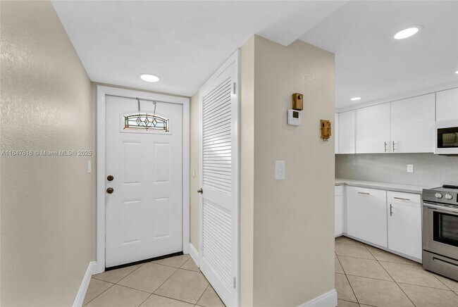 Building Photo - 681 S Hollybrook Dr