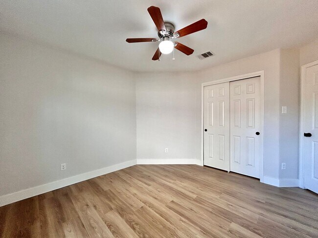 Building Photo - Inviting 4/BR 2/BA Home with Spacious Back...