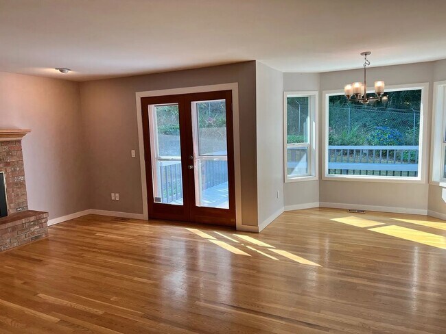 Building Photo - STUNNING CUSTOM HOME! IN STEILACOOM- MINUT...