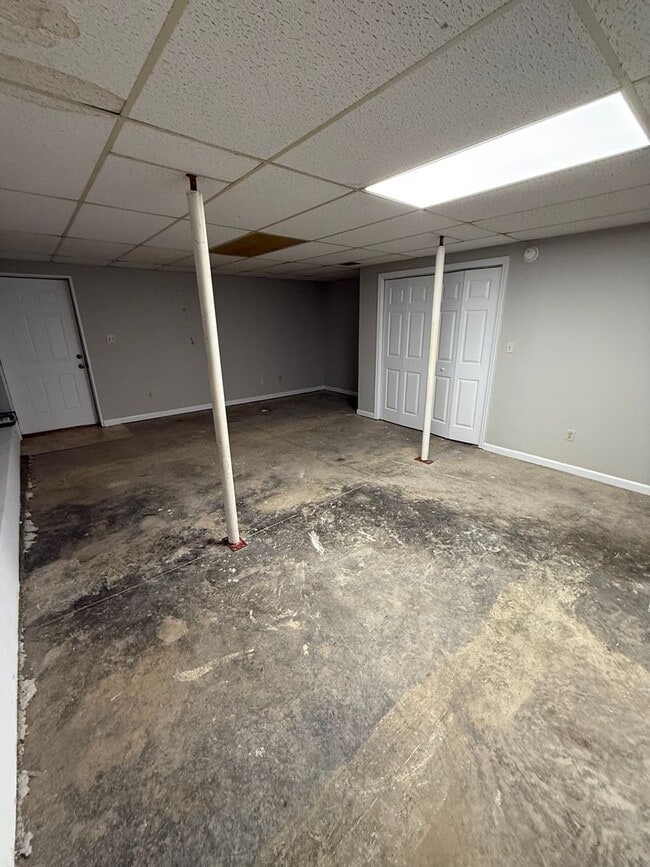 Building Photo - 223 Tanbark Dr