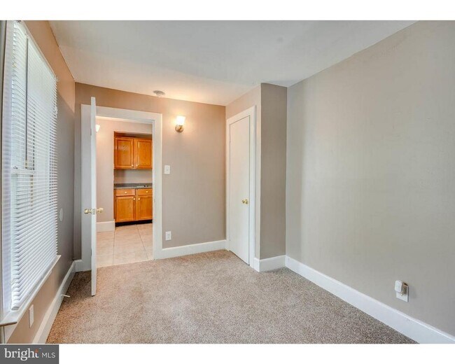 Building Photo - 330 S Fairview St