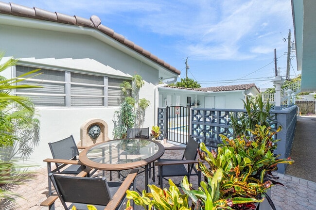 Building Photo - 560 SE 23rd Ave