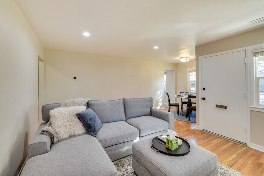 Building Photo - 1995 Creek Dr