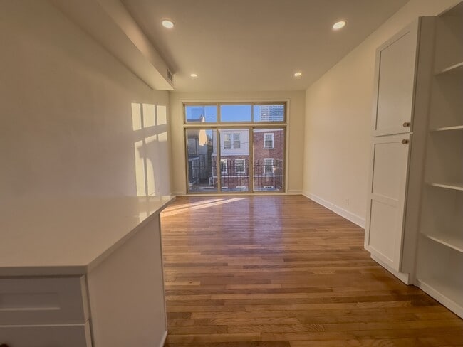 Building Photo - 1934 Green St