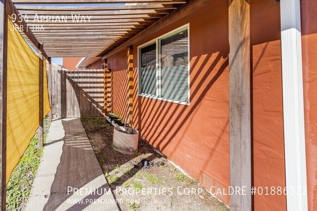 Building Photo - 934 Appian Way