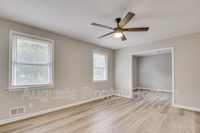 Building Photo - 323 Pineview Dr