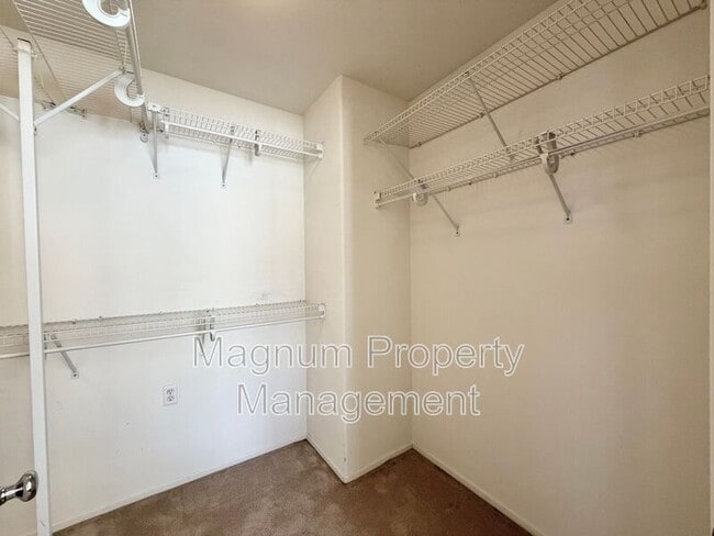 Building Photo - 23664 Groveland Pl