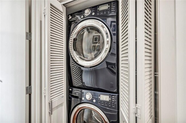 Building Photo - 555 E 5th St