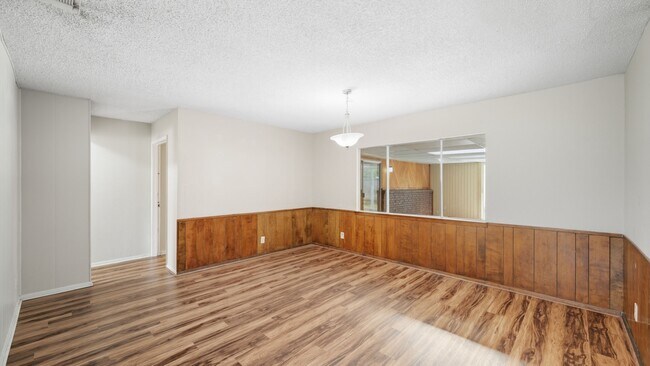 Building Photo - 140 Cloverleaf Dr