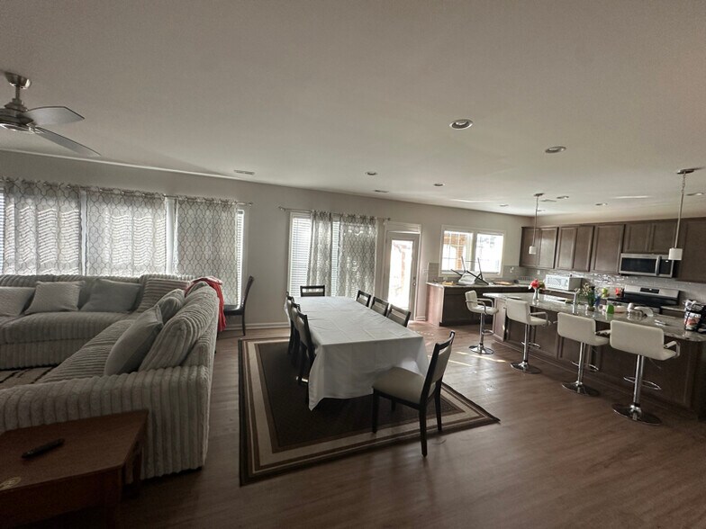 Building Photo - 813 Calista Flt