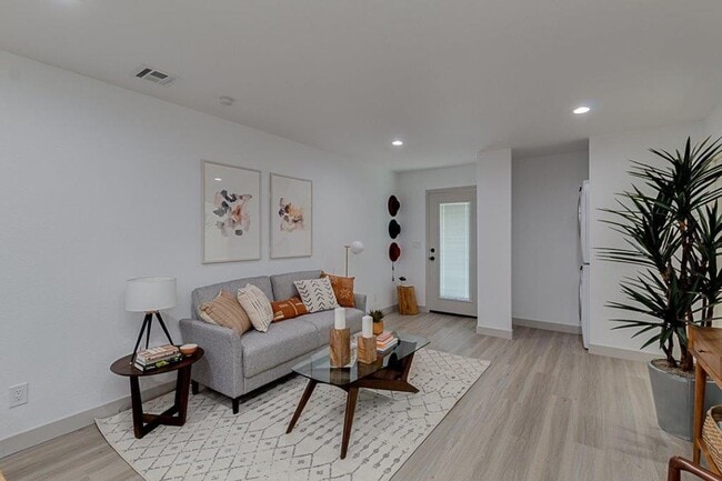 Building Photo - $599 Move in Special - Gorgeous, Open Concept Two Bed Two Bath near Old Town Scottsdale!