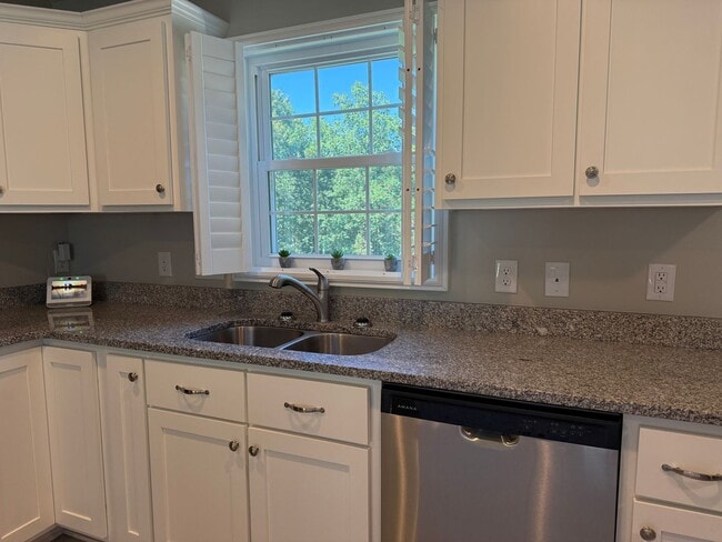 Building Photo - Fully Furnished 3 Bedroom, 2 Bath Home wit...