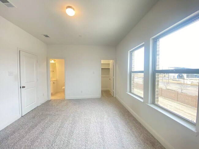 Building Photo - 1495 Perrin Ln