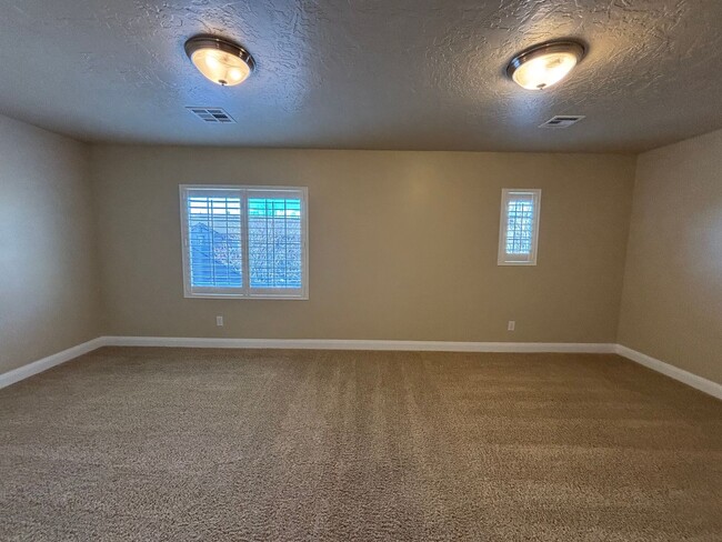 Building Photo - SPACIOUS TOWNHOME FOR RENT!