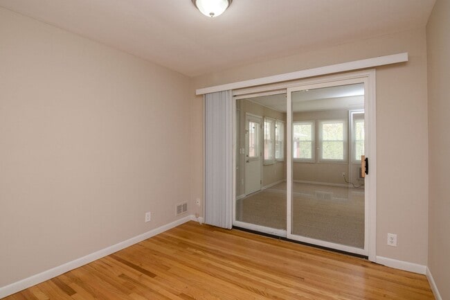 Building Photo - 1427 Woodland Dr