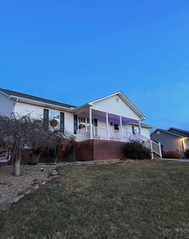 Building Photo - Rutledge 37861 - Beautifully Modernized 3 Bedroom, 2 Bath Home in Deer Ridge Subdivision! - Call ...