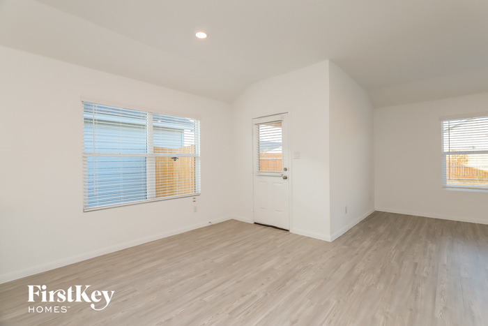 Building Photo - 10710 Vinateros Dr