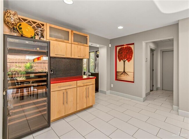 Building Photo - 708 Kiwi Ave